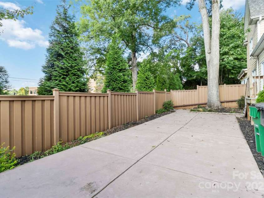 5916 Bridger Court, Charlotte, NC 28211.  MLS# CAR4184678, YatesRealty ID 10123. 