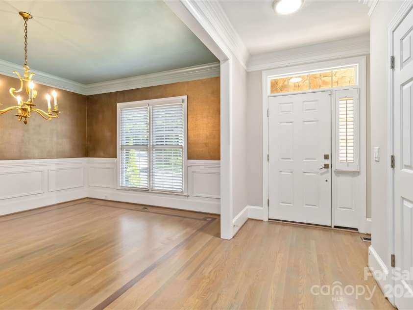 5916 Bridger Court, Charlotte, NC 28211.  MLS# CAR4184678, YatesRealty ID 10123. Entrance foyer