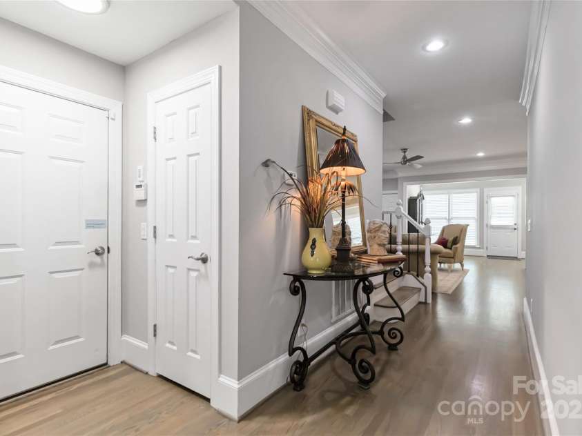 5916 Bridger Court, Charlotte, NC 28211.  MLS# CAR4184678, YatesRealty ID 10123. Foyer