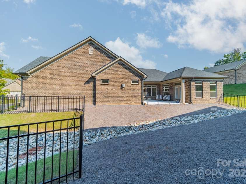 2014 Newstyle Way, Tega Cay, SC 29708.  MLS# CAR4190595, YatesRealty ID 10124. Fenced Side Yard