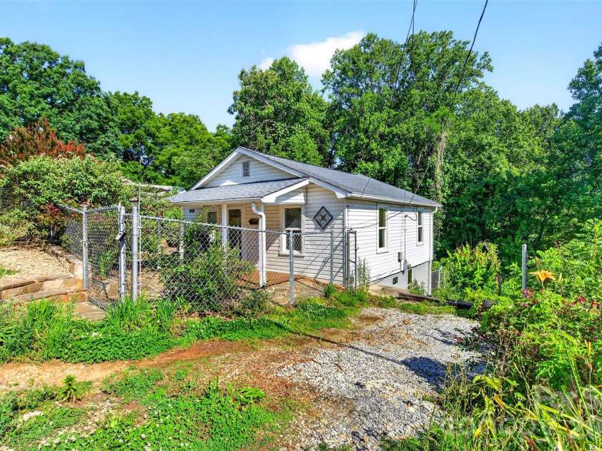 119 Seagle Street, Marion, NC 28752.  MLS# CAR4393206, YatesRealty ID 10128. 