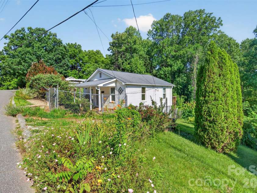 119 Seagle Street, Marion, NC 28752.  MLS# CAR4393206, YatesRealty ID 10128. 