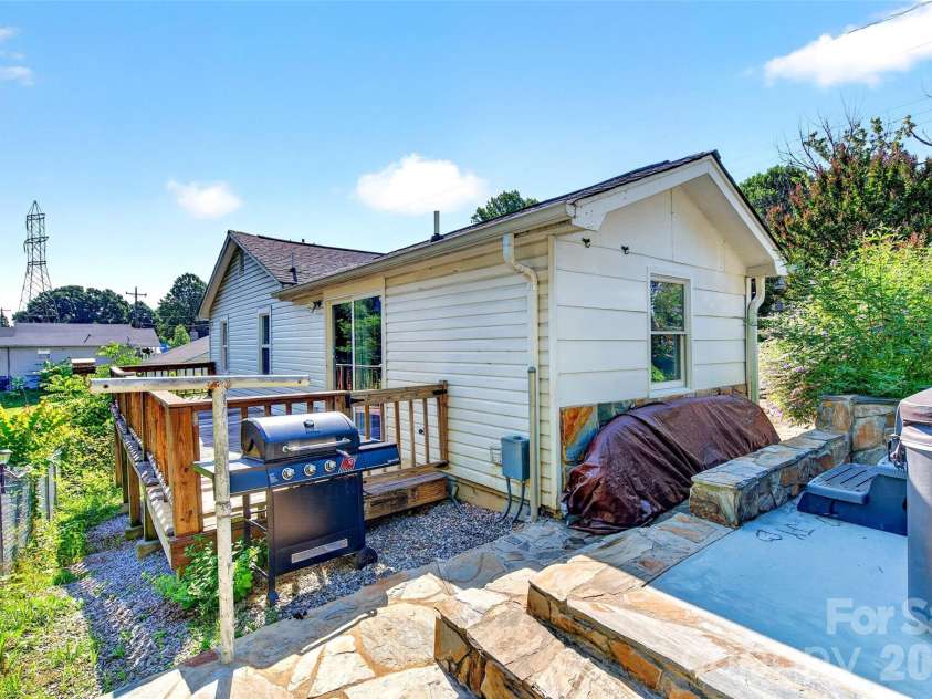 119 Seagle Street, Marion, NC 28752.  MLS# CAR4393206, YatesRealty ID 10128. 