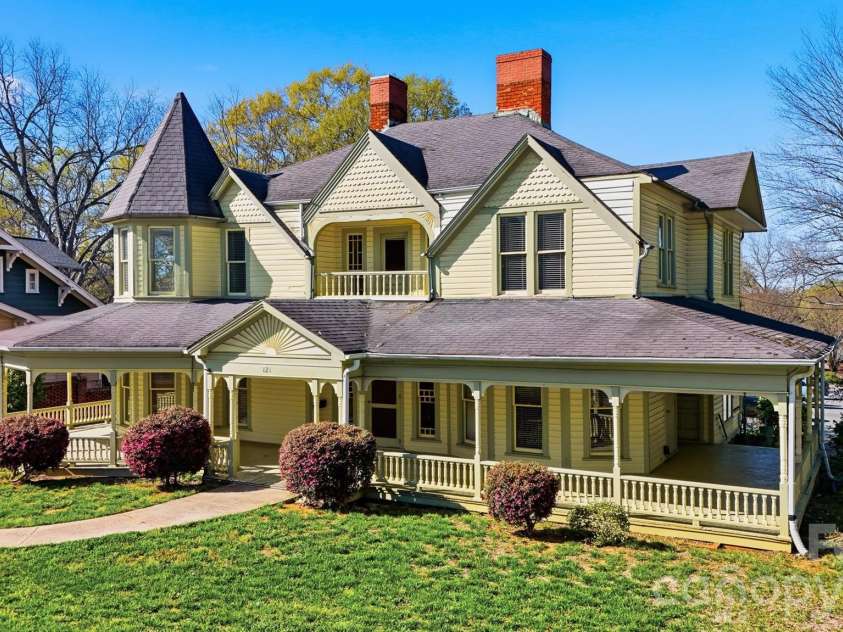 121 5th Avenue, Hickory, NC 28601.  MLS# CAR4362244, YatesRealty ID 10129. 