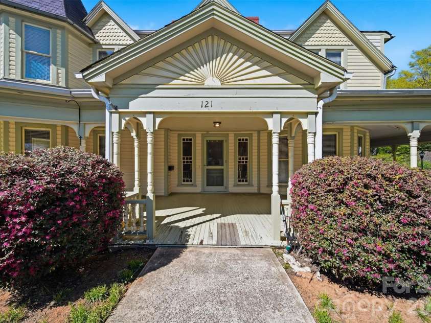 121 5th Avenue, Hickory, NC 28601.  MLS# CAR4362244, YatesRealty ID 10129. 