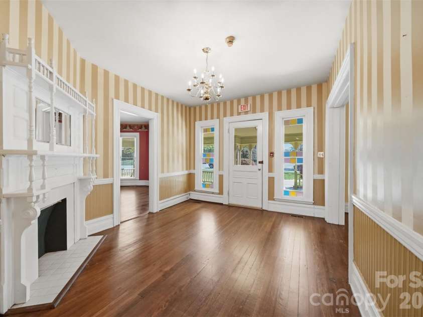 121 5th Avenue, Hickory, NC 28601.  MLS# CAR4362244, YatesRealty ID 10129. 