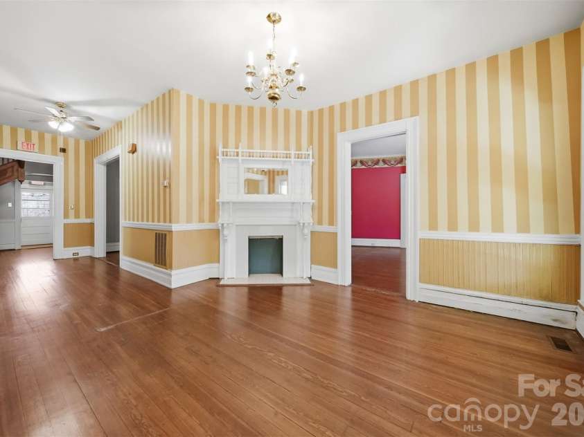 121 5th Avenue, Hickory, NC 28601.  MLS# CAR4362244, YatesRealty ID 10129. 
