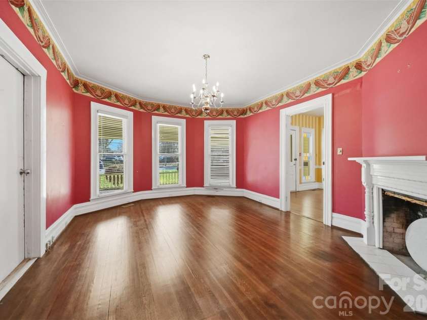 121 5th Avenue, Hickory, NC 28601.  MLS# CAR4362244, YatesRealty ID 10129. 