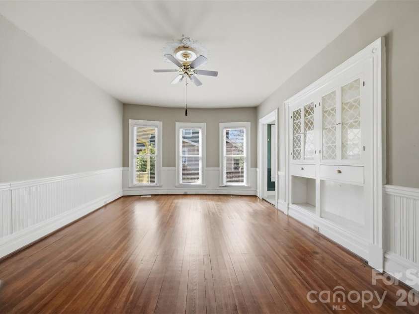 121 5th Avenue, Hickory, NC 28601.  MLS# CAR4362244, YatesRealty ID 10129. 