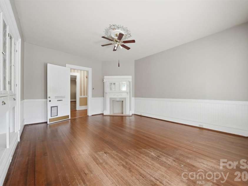 121 5th Avenue, Hickory, NC 28601.  MLS# CAR4362244, YatesRealty ID 10129. 