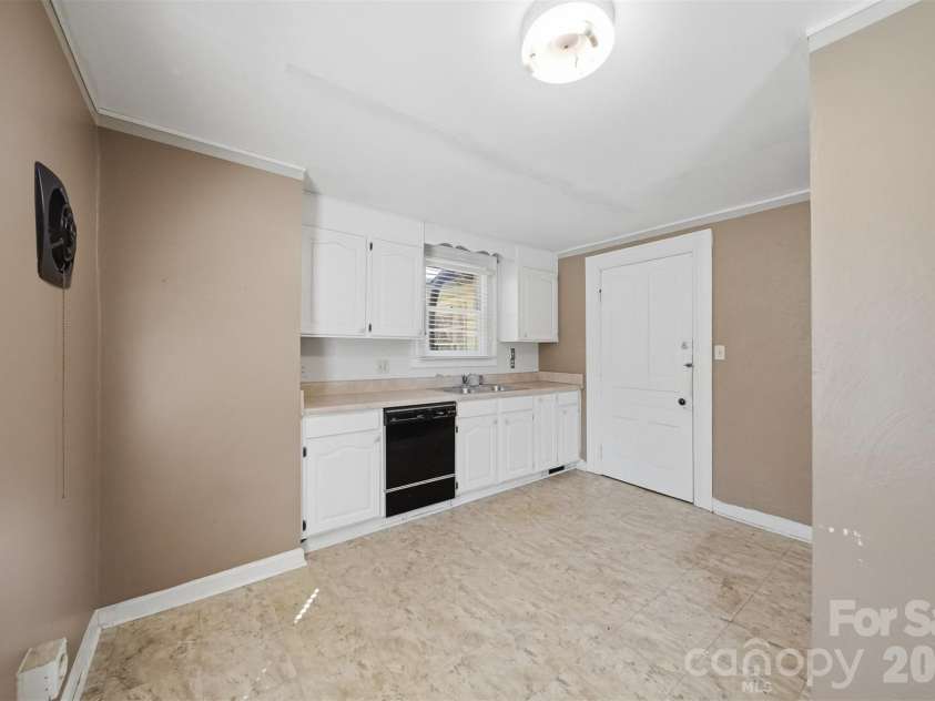 121 5th Avenue, Hickory, NC 28601.  MLS# CAR4362244, YatesRealty ID 10129. 