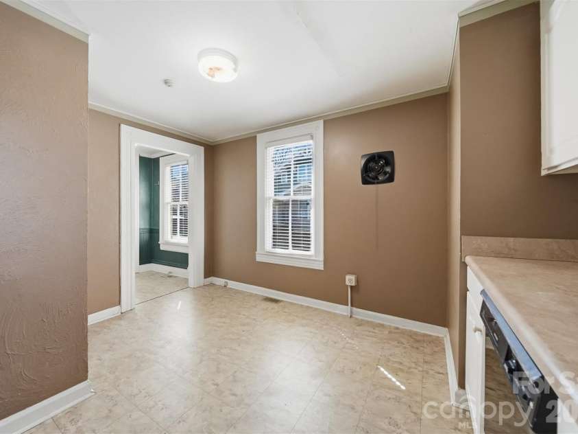 121 5th Avenue, Hickory, NC 28601.  MLS# CAR4362244, YatesRealty ID 10129. 