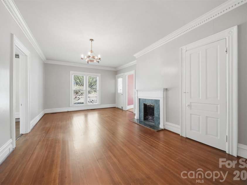 121 5th Avenue, Hickory, NC 28601.  MLS# CAR4362244, YatesRealty ID 10129. 