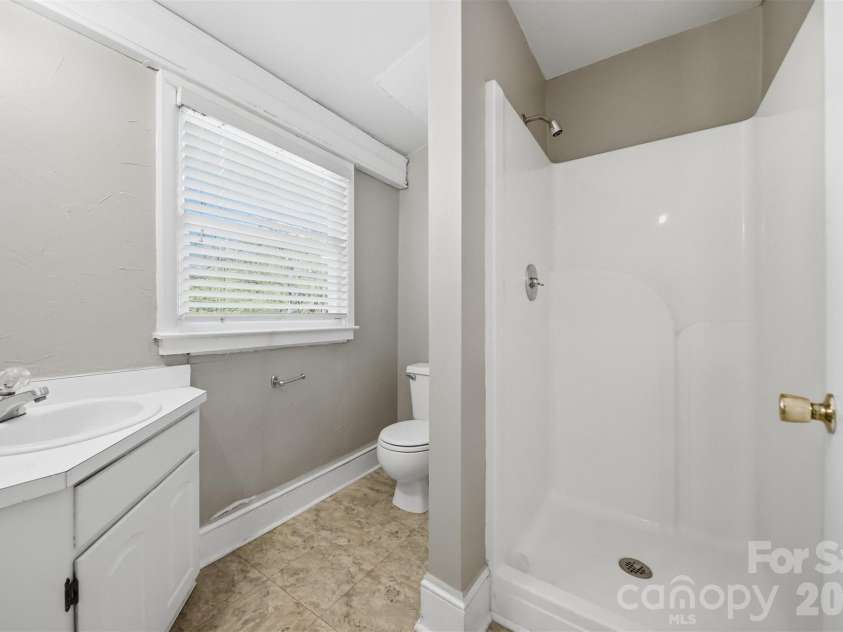 121 5th Avenue, Hickory, NC 28601.  MLS# CAR4362244, YatesRealty ID 10129. 