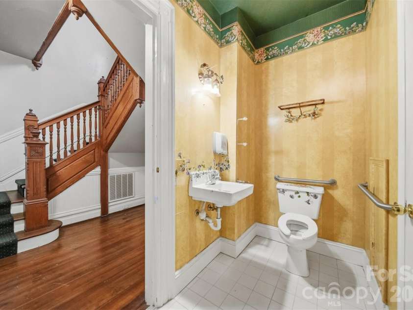 121 5th Avenue, Hickory, NC 28601.  MLS# CAR4362244, YatesRealty ID 10129. 