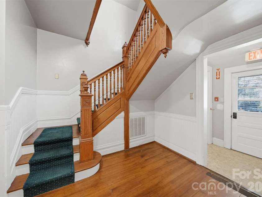 121 5th Avenue, Hickory, NC 28601.  MLS# CAR4362244, YatesRealty ID 10129. 