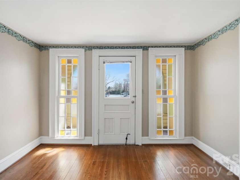 121 5th Avenue, Hickory, NC 28601.  MLS# CAR4362244, YatesRealty ID 10129. 