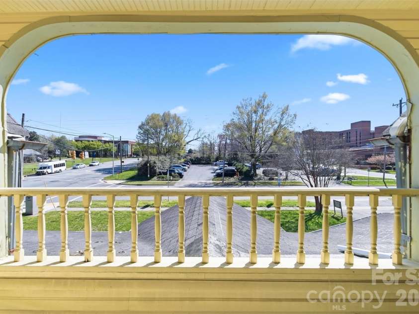 121 5th Avenue, Hickory, NC 28601.  MLS# CAR4362244, YatesRealty ID 10129. 