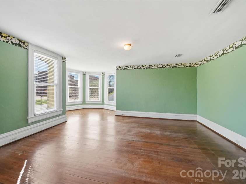 121 5th Avenue, Hickory, NC 28601.  MLS# CAR4362244, YatesRealty ID 10129. 