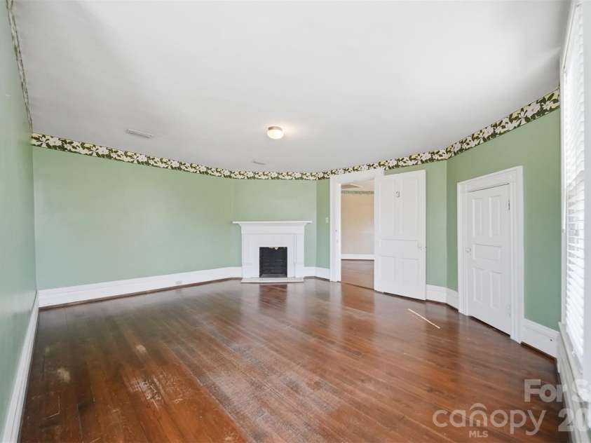121 5th Avenue, Hickory, NC 28601.  MLS# CAR4362244, YatesRealty ID 10129. 