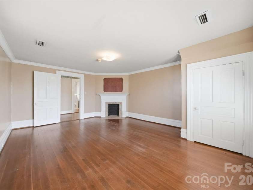 121 5th Avenue, Hickory, NC 28601.  MLS# CAR4362244, YatesRealty ID 10129. 