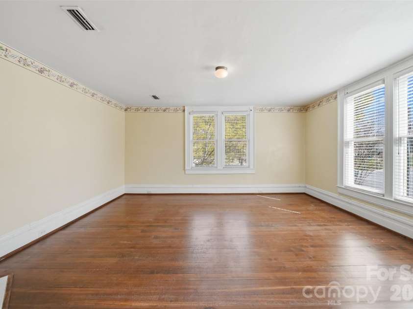 121 5th Avenue, Hickory, NC 28601.  MLS# CAR4362244, YatesRealty ID 10129. 