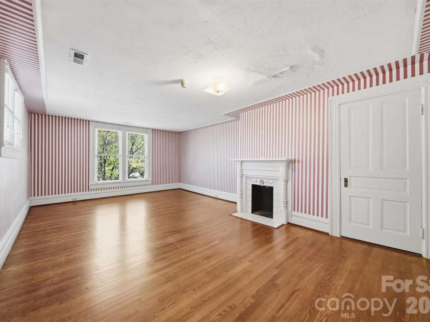 121 5th Avenue, Hickory, NC 28601.  MLS# CAR4362244, YatesRealty ID 10129. 