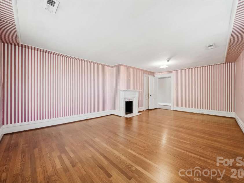 121 5th Avenue, Hickory, NC 28601.  MLS# CAR4362244, YatesRealty ID 10129. 