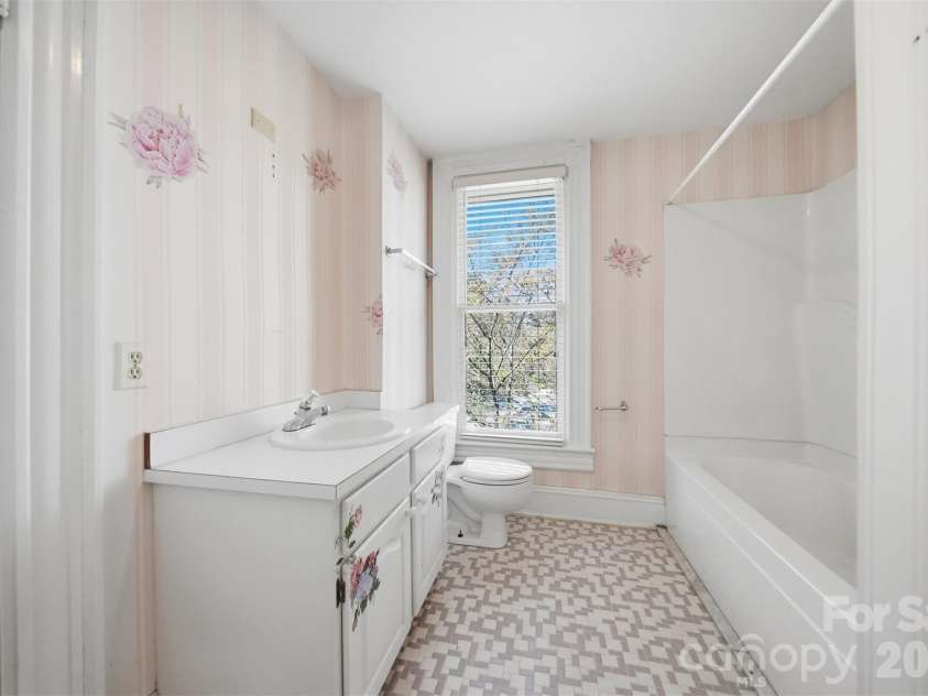 121 5th Avenue, Hickory, NC 28601.  MLS# CAR4362244, YatesRealty ID 10129. 