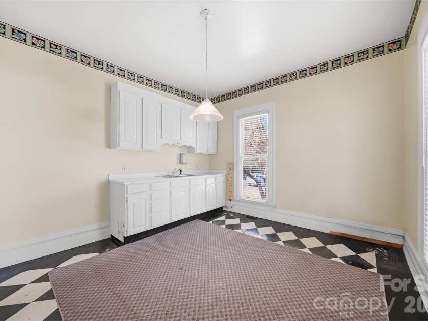 121 5th Avenue, Hickory, NC 28601.  MLS# CAR4362244, YatesRealty ID 10129. 