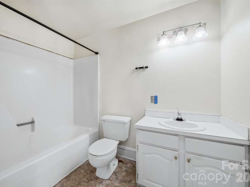 121 5th Avenue, Hickory, NC 28601.  MLS# CAR4362244, YatesRealty ID 10129. 