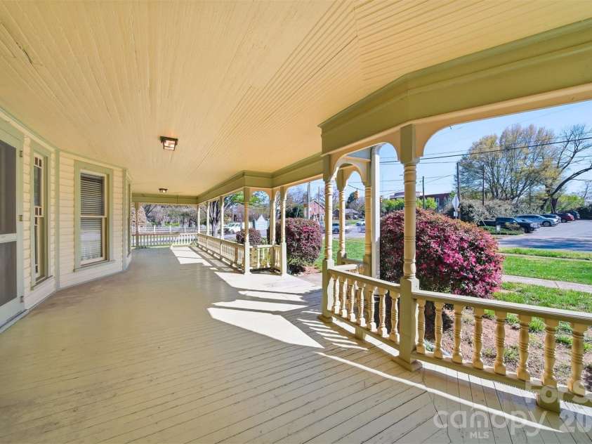 121 5th Avenue, Hickory, NC 28601.  MLS# CAR4362244, YatesRealty ID 10129. 