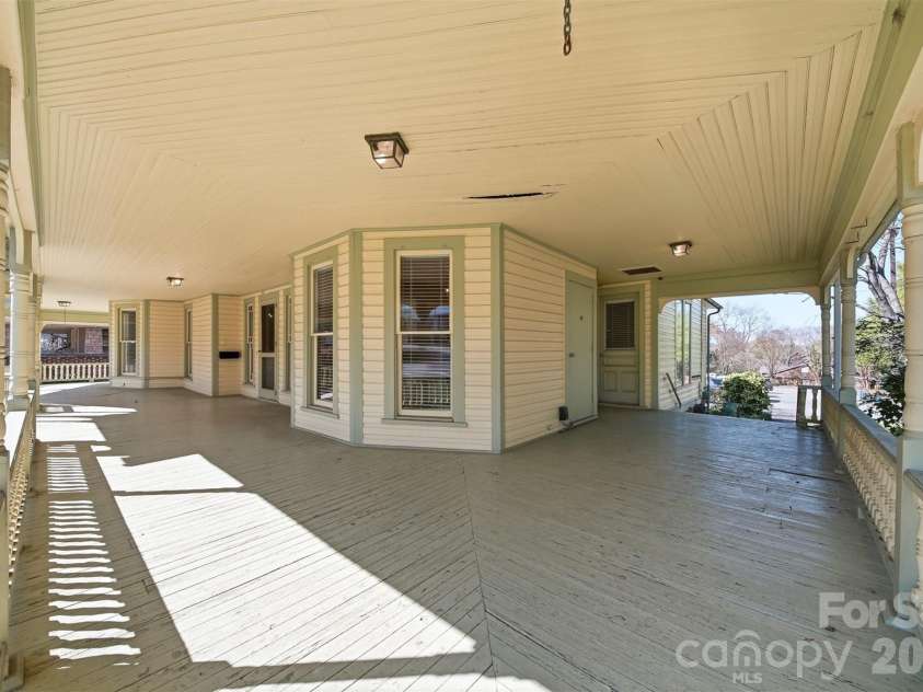 121 5th Avenue, Hickory, NC 28601.  MLS# CAR4362244, YatesRealty ID 10129. 