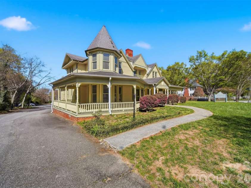 121 5th Avenue, Hickory, NC 28601.  MLS# CAR4362244, YatesRealty ID 10129. 