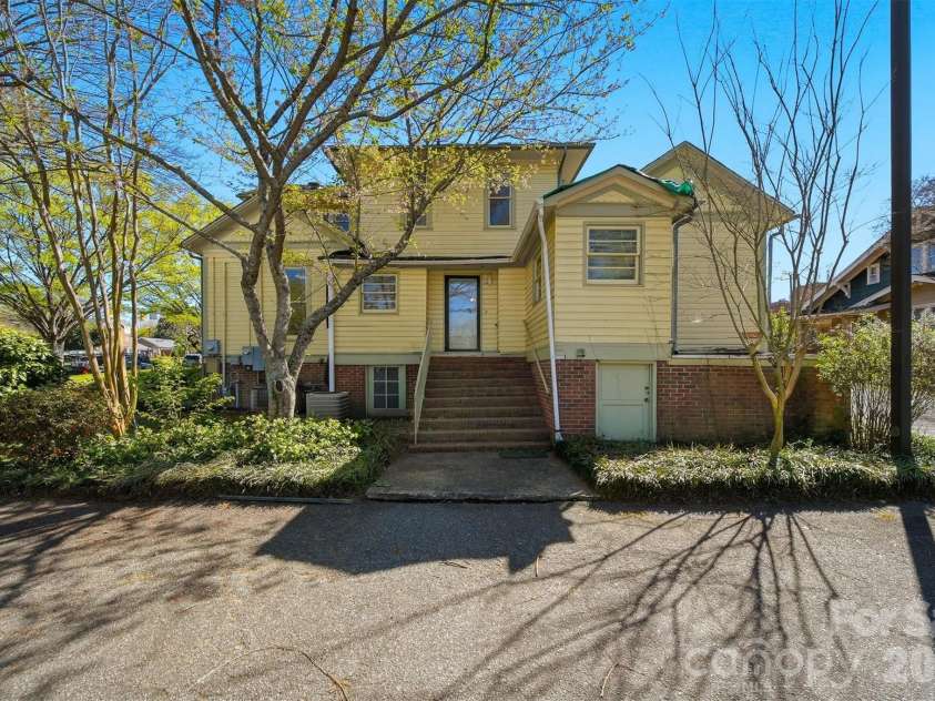 121 5th Avenue, Hickory, NC 28601.  MLS# CAR4362244, YatesRealty ID 10129. 