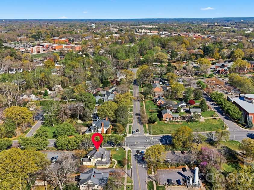 121 5th Avenue, Hickory, NC 28601.  MLS# CAR4362244, YatesRealty ID 10129. 