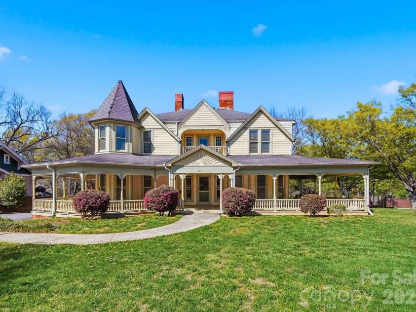 121 5th Avenue, Hickory, NC 28601.  MLS# CAR4362244, YatesRealty ID 10129. 