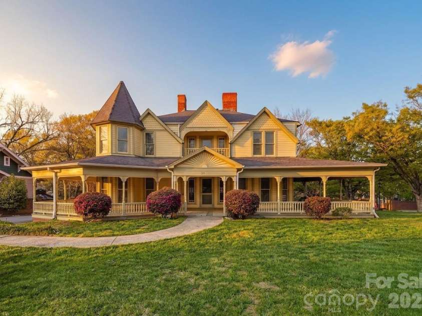 121 5th Avenue, Hickory, NC 28601.  MLS# CAR4362244, YatesRealty ID 10129. 