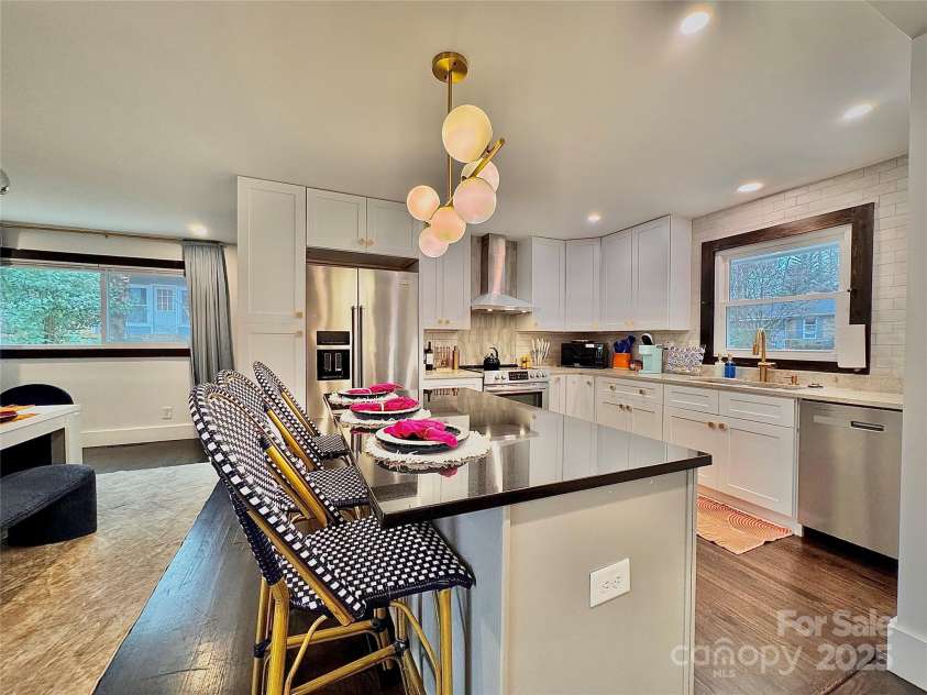 1521 Lanewood Place, Charlotte, NC 28208.  MLS# CAR4326904, YatesRealty ID 1013. Kitchen