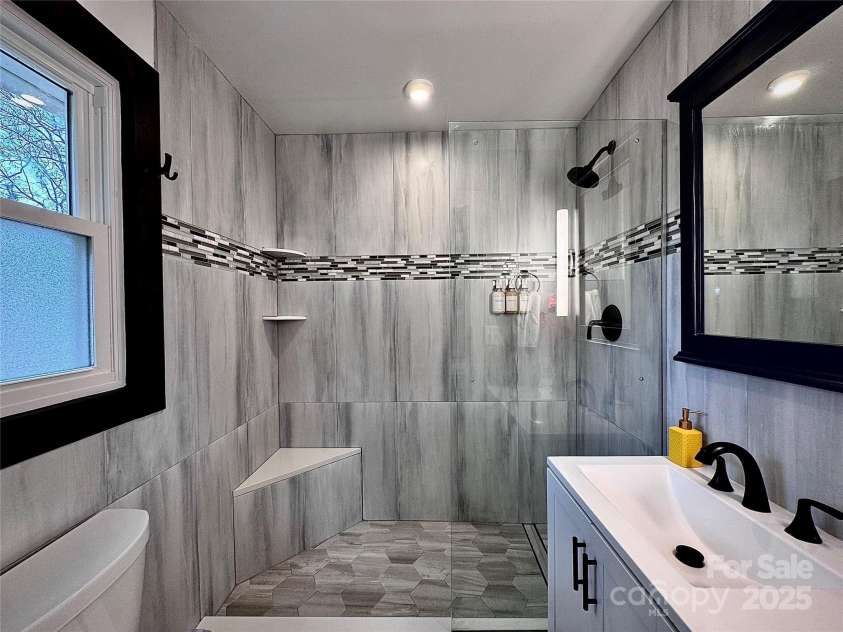 1521 Lanewood Place, Charlotte, NC 28208.  MLS# CAR4326904, YatesRealty ID 1013. Primary Bathroom