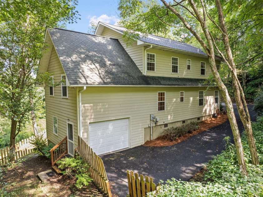 154 Presidential Drive, Waynesville, NC 28786.  MLS# CAR4415483, YatesRealty ID 1013. 