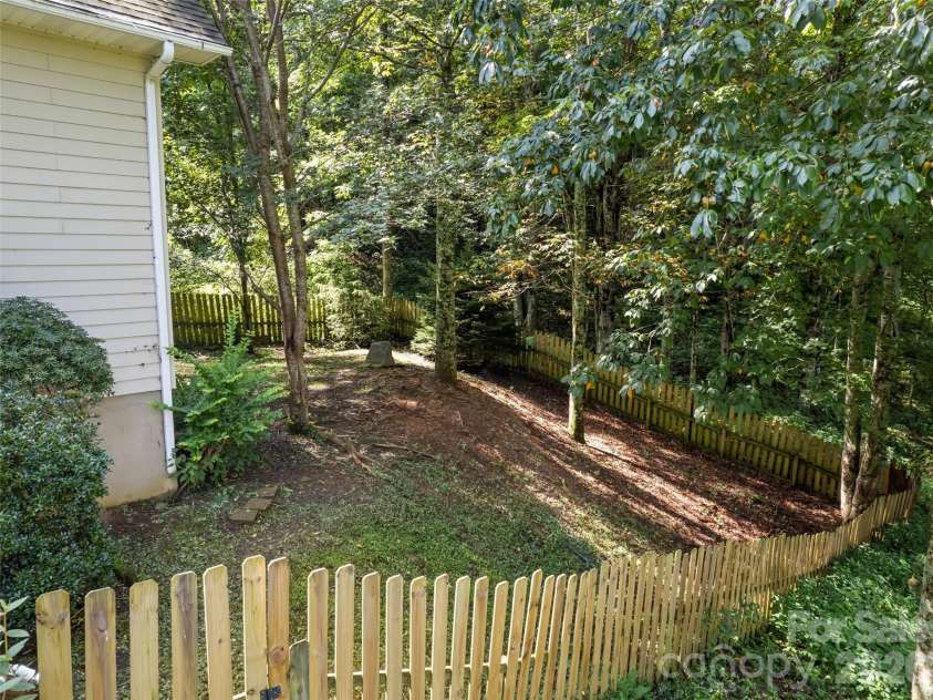 154 Presidential Drive, Waynesville, NC 28786.  MLS# CAR4415483, YatesRealty ID 1013. 