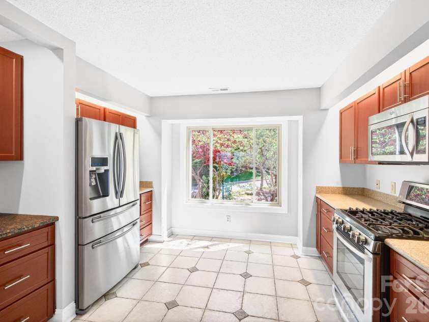 86 Distant View Drive, Asheville, NC 28803.  MLS# CAR4367971, YatesRealty ID 10131. 