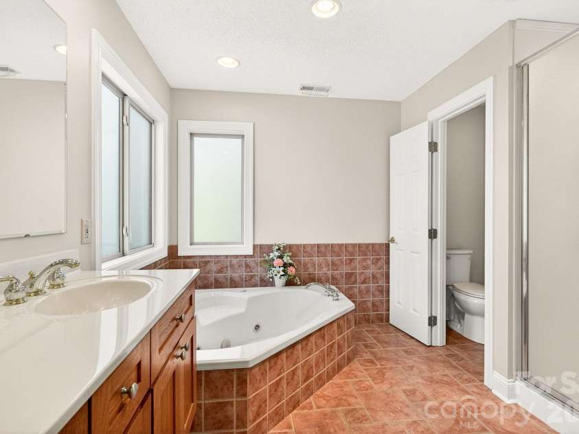 86 Distant View Drive, Asheville, NC 28803.  MLS# CAR4367971, YatesRealty ID 10131. 