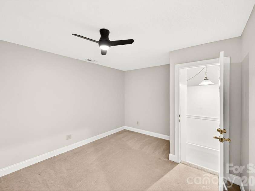 86 Distant View Drive, Asheville, NC 28803.  MLS# CAR4367971, YatesRealty ID 10131. 