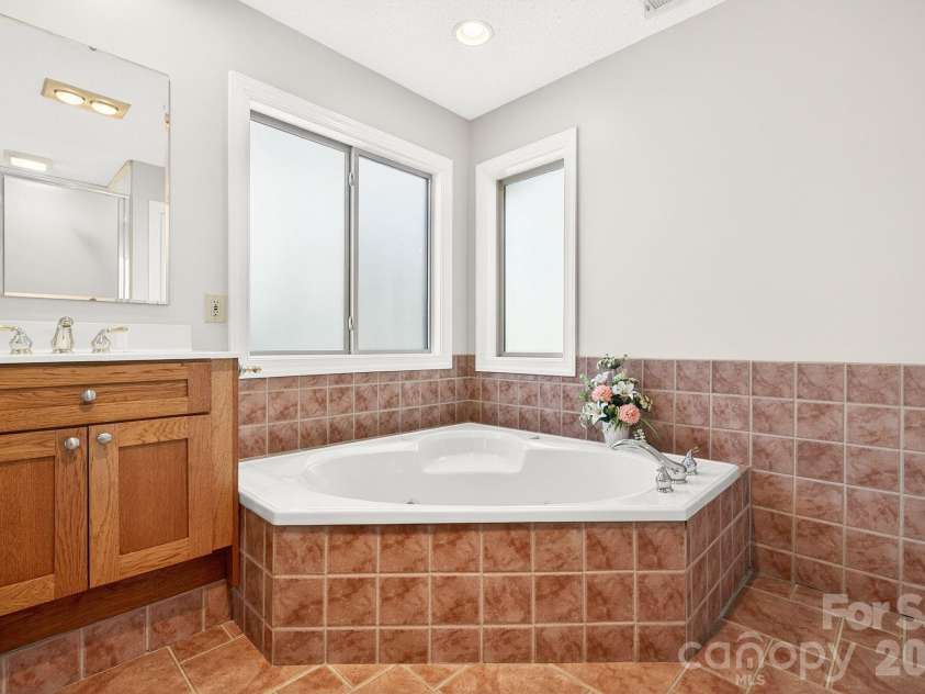 86 Distant View Drive, Asheville, NC 28803.  MLS# CAR4367971, YatesRealty ID 10131. 