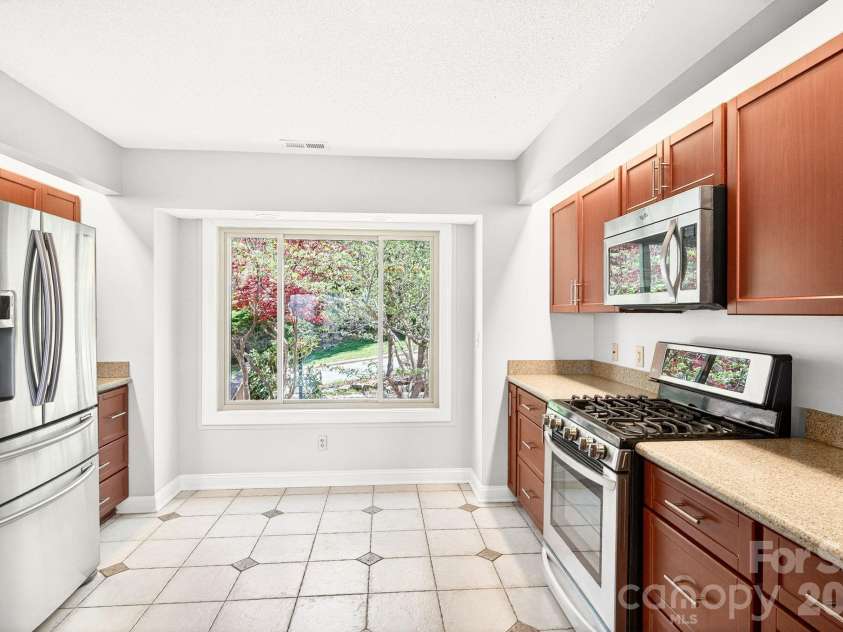 86 Distant View Drive, Asheville, NC 28803.  MLS# CAR4367971, YatesRealty ID 10131. 