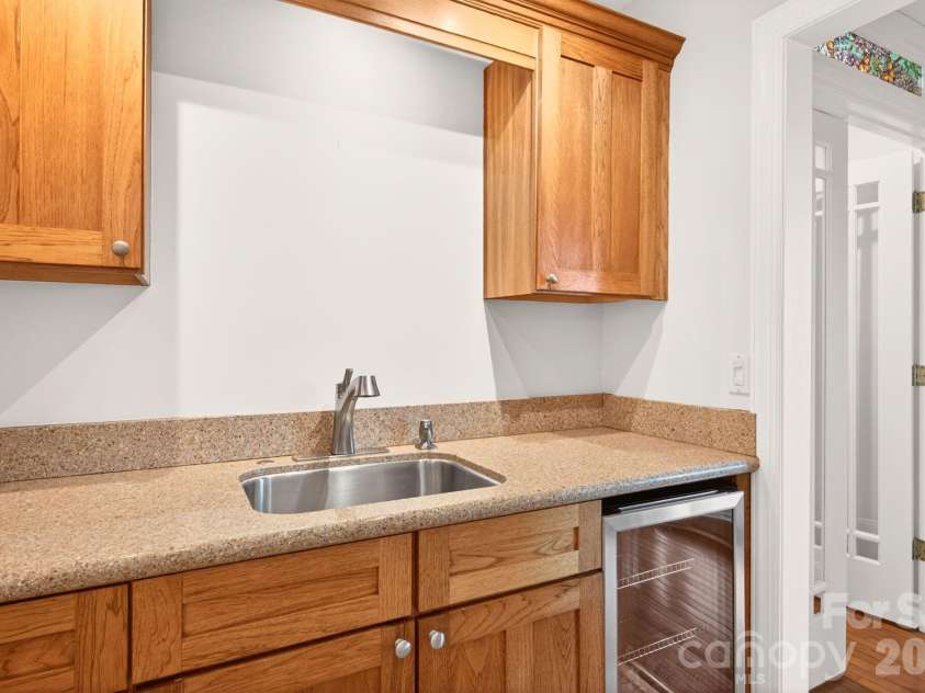 86 Distant View Drive, Asheville, NC 28803.  MLS# CAR4367971, YatesRealty ID 10131. Kitchenette on the mid level living room.