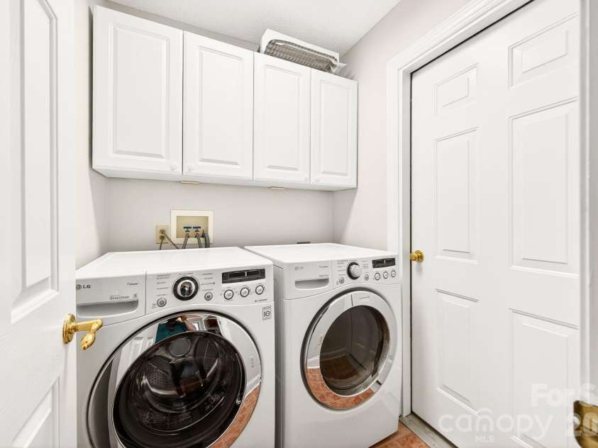 86 Distant View Drive, Asheville, NC 28803.  MLS# CAR4367971, YatesRealty ID 10131. Laundry room on the main level