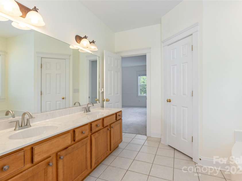 168 Carolina Bluebird Loop, Arden, NC 28704.  MLS# CAR4243265, YatesRealty ID 10134. Double Vanities